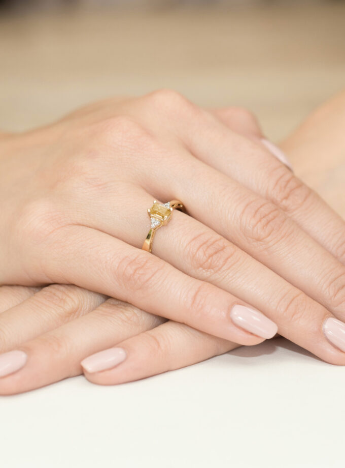 Auksinis žiedas su Citrinu ir deimantais