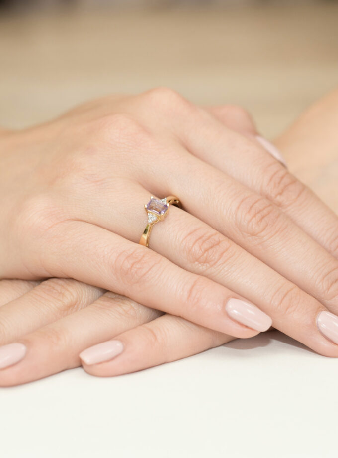 Auksinis žiedas su Ametistu ir deimantais