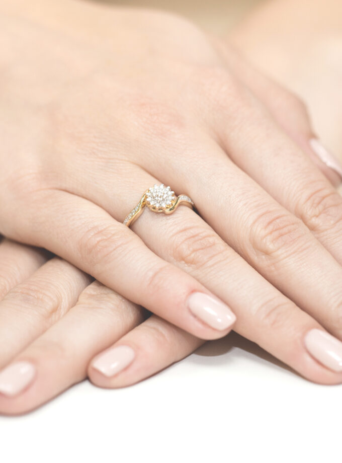 Auksinis žiedas su Deimantais