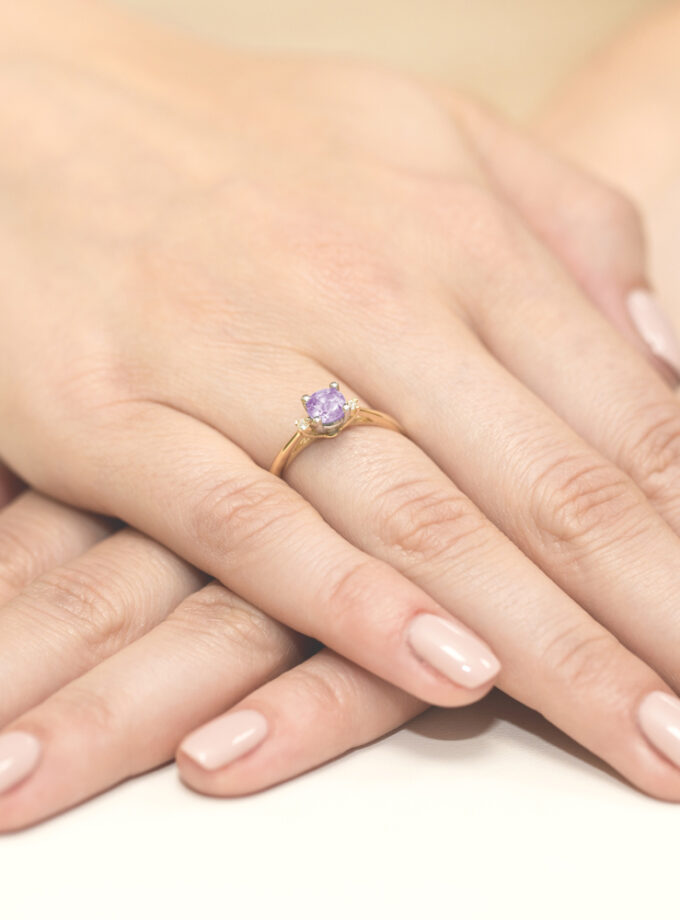 Auksinis žiedas su Ametistu ir deimantais
