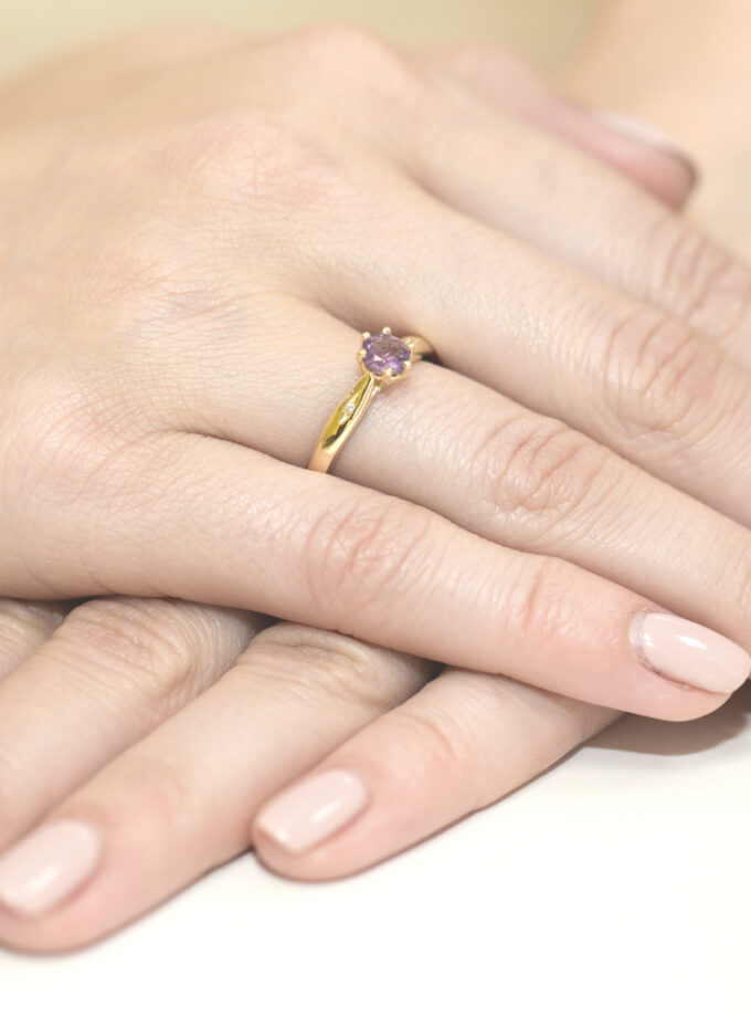 Auksinis žiedas su Amestitu ir deimantais