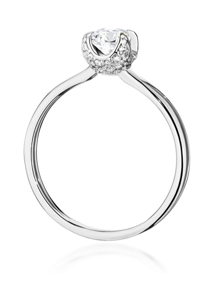 Auksinis žiedas su Baltuoju Safyru ir deimantais