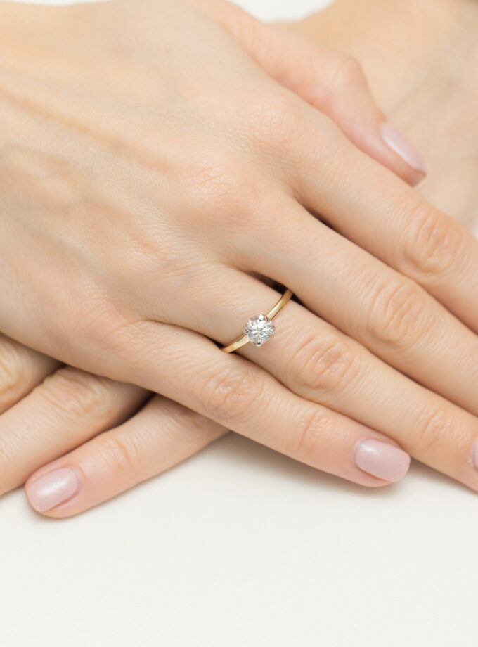 Auksinis žiedas su Baltuoju Safyru ir deimantais