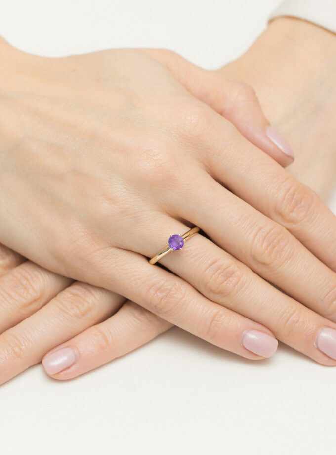 Auksinis žiedas su Amestitu ir deimantais